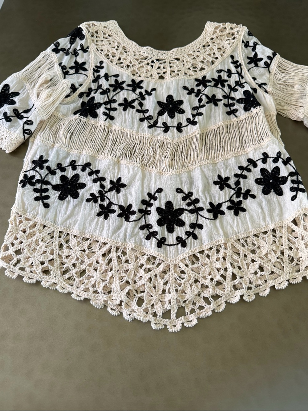 Oliver.O by Escio, Embroidered Women’s Top, Size Medium, Ivory & Black - Picture 1 of 10